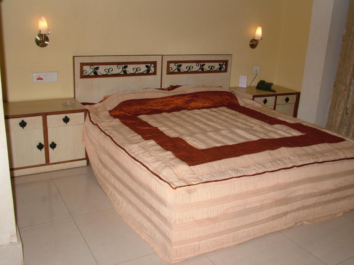 Vip'S Club Hotel Rāipur Buitenkant foto